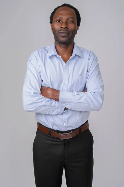 Porträtt av afrikanska affärsman med armarna korsade — Stockfoto
