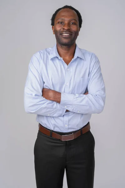 Retrato del empresario africano feliz sonriendo con los brazos cruzados —  Fotos de Stock