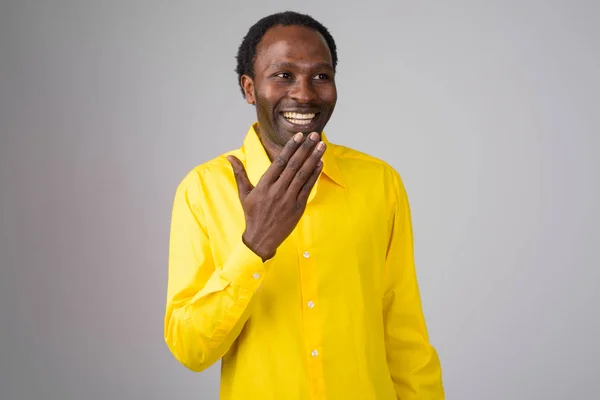 笑うと口を覆っている幸せなアフリカの実業家 — ストック写真