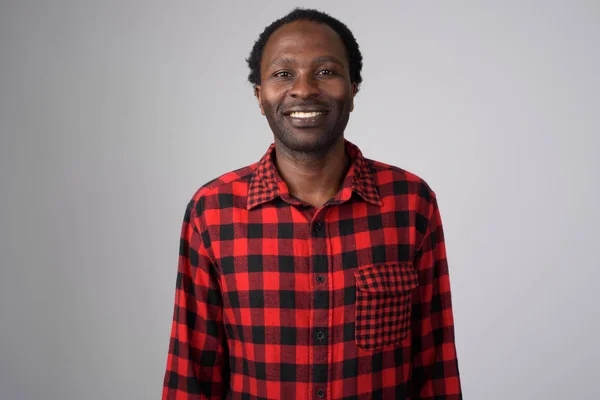 Gülümseyen mutlu Afrika hipster adam portresi — Stok fotoğraf