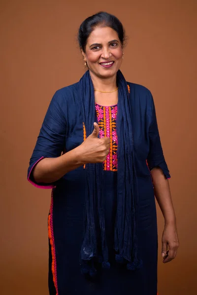 Ritratto di donna indiana felice che dà il pollice in su — Foto Stock