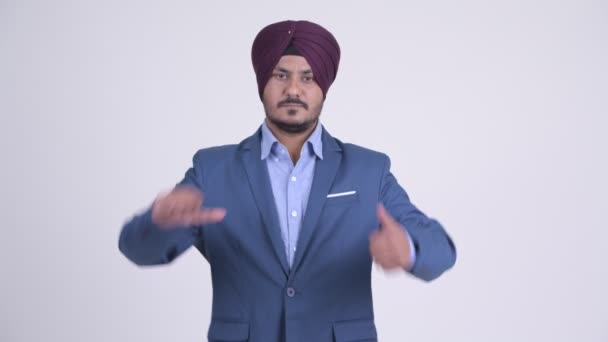 Confundido barbudo indio Sikh hombre de negocios tomar decisiones — Vídeos de Stock