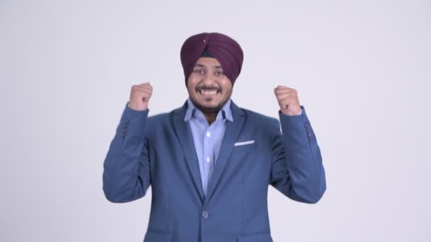 Feliz barbudo indio Sikh empresario recibiendo buenas noticias — Vídeo de stock