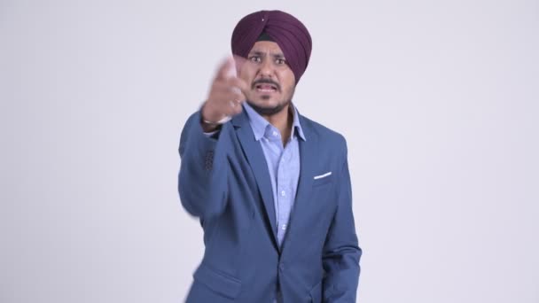Arrabbiato barbuto indiano Sikh uomo d'affari parlando e indicando la fotocamera — Video Stock