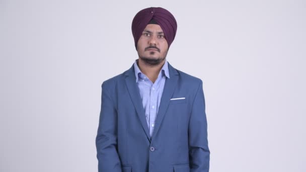 Uomo d'affari Sikh indiano barbuto con dito sulle labbra — Video Stock