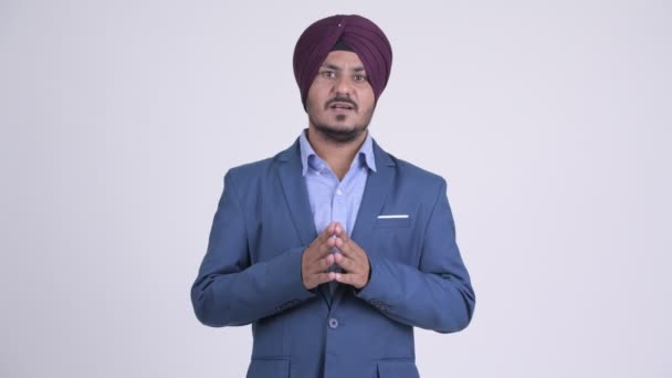 Bebaarde Indische Sikh zakenman iets uit te leggen — Stockvideo