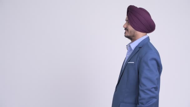 Profiel te bekijken van gelukkig bebaarde Indische Sikh zakenman glimlachen — Stockvideo