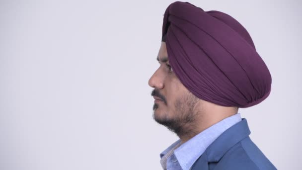 Widok profilu szczęśliwy Brodaty Sikh indyjski biznesmen uśmiechający się — Wideo stockowe