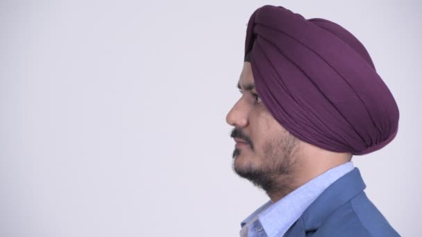 Visão de perfil de barbudo indiano Sikh homem de negócios pensando — Vídeo de Stock