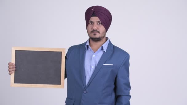 Vousatý Indická Sikh Podnikatel Obleku Nosit Turban Proti Bílým Pozadím — Stock video