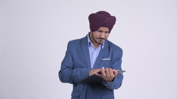 Feliz indiano Sikh empresário mostrando prancheta e dando polegares para cima — Vídeo de Stock