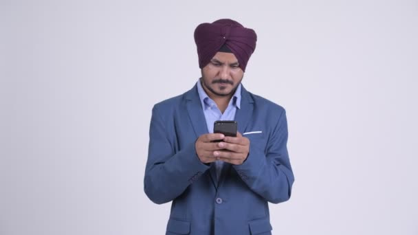 Heureux barbu indien homme d'affaires sikh penser tandis que le téléphone — Video