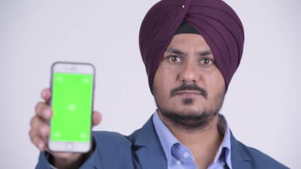 Heureux homme d'affaires indien sikh barbu montrant téléphone — Video