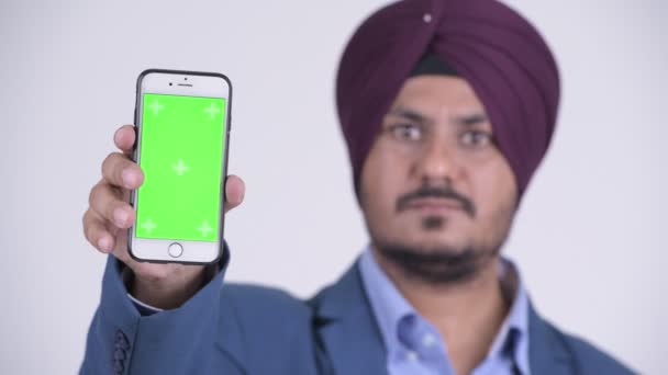 Feliz barbudo indio Sikh empresario mostrando el teléfono — Vídeos de Stock