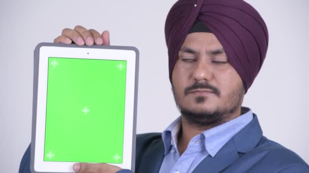 Visage de heureux barbu indien homme d'affaires sikh montrant tablette numérique — Video