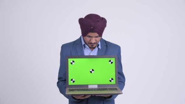 Boldog indiai szikh üzletember mutatja laptop és látszó meglepett — Stock videók