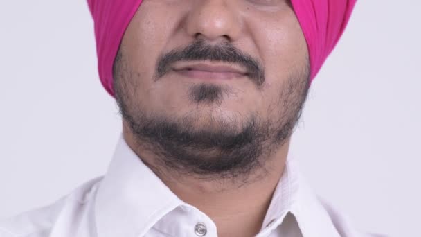 Glimlach van gelukkig bebaarde Indische Sikh man die lacht — Stockvideo