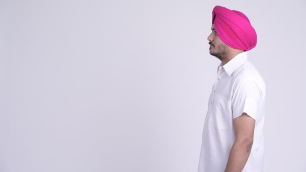 Vista del perfil del hombre Sikh indio barbudo con turbante — Vídeos de Stock