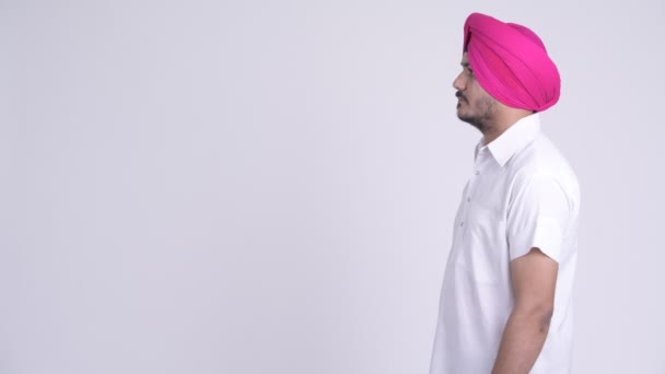 Profil bild av glada skäggig indisk Sikh man ler samtidigt bär turban — Stockvideo