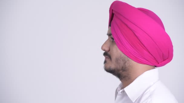 Vista del perfil del hombre sikh indio barbudo feliz sonriendo mientras usa turbante — Vídeo de stock