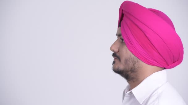 Vista del perfil del hombre Sikh indio barbudo pensando mientras usa turbante — Vídeo de stock