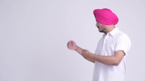 Happy bearded Indian Sikh man showing something — Stock videók