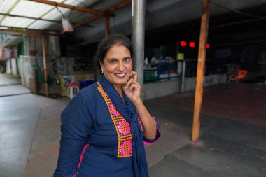 Olgun güzel Hintli kadın Tha Bangkok şehir keşfetmek