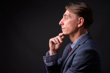 Olgun yakışıklı İtalyan işadamı düşünme profili görünümü
