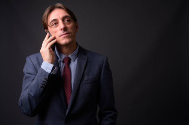 Olgun yakışıklı İtalyan işadamı cep telefonunuzun ve