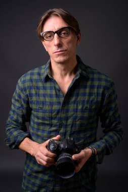 Olgun İtalyan yakışıklı fotoğrafçı ile Dslr fotoğraf makinesi