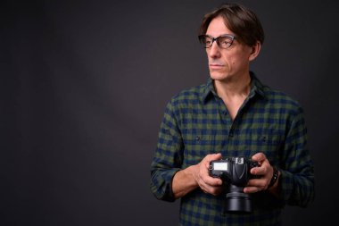 Olgun İtalyan yakışıklı fotoğrafçı ile Dslr fotoğraf makinesi