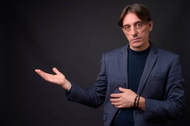 Olgun yakışıklı İtalyan işadamı kopya alanı gösterilen