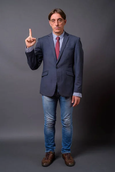 Volledige lengte schot van volwassen knappe Italiaanse zakenman wijzende vinger — Stockfoto