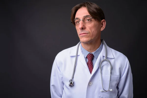 Studioaufnahme Eines Reifen Gut Aussehenden Italienischen Arztes Vor Grauem Hintergrund — Stockfoto