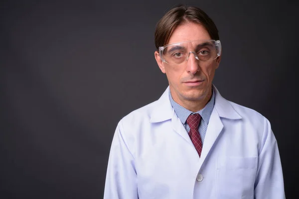 Γιατρός ώριμος όμορφος ιταλική άνδρας φορώντας προστατευτικά γυαλιά — Φωτογραφία Αρχείου