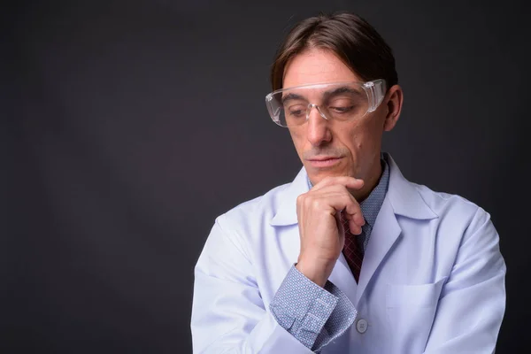 意大利男子医生戴着防护眼镜, 同时思考 — 图库照片