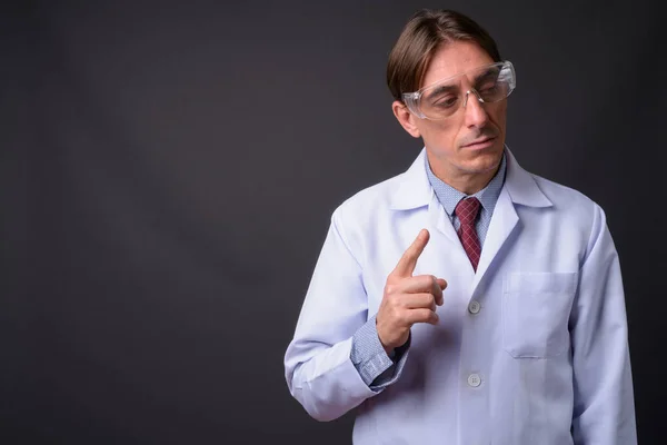 Italský muž lékař nosit ochranné brýle při myšlení — Stock fotografie