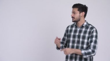 Hintli bir şey gösterilen genç mutlu portre sakallı