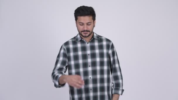 Портрет молодого счастливого бородатого индийца, пожимающего руку — стоковое видео