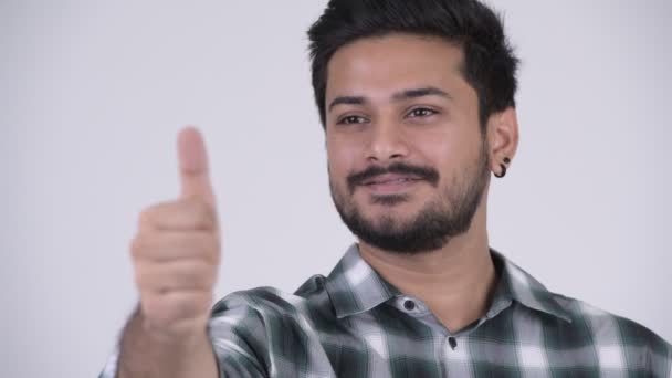 Porträtt av ung glad skäggig indisk man ger tummen upp — Stockvideo