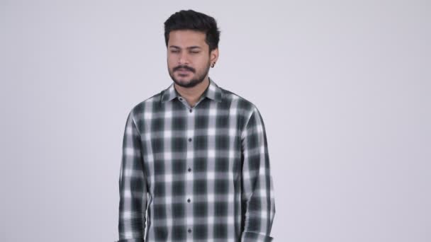 Junger wütender bärtiger indischer Mann gibt Daumen nach unten — Stockvideo