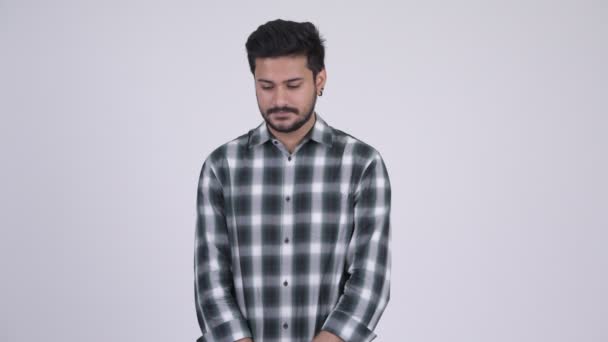 Aşağı Yaşasın vererek üzücü sakallı Hint delikanlı — Stok video