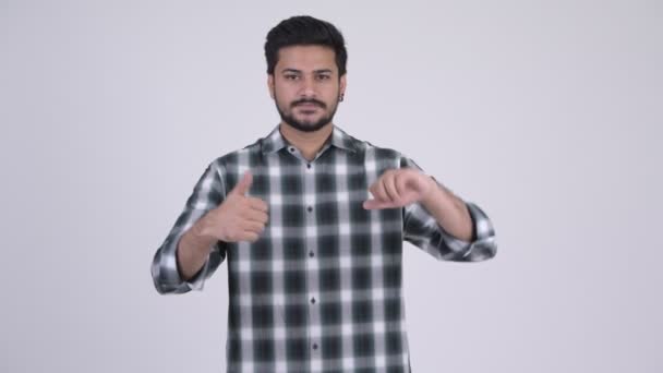 Ung förvirrad skäggig indisk man fattar beslut — Stockvideo