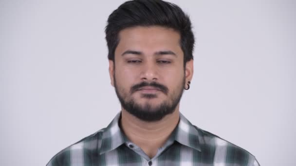 Лицо молодого бородатого индийца в шоке — стоковое видео