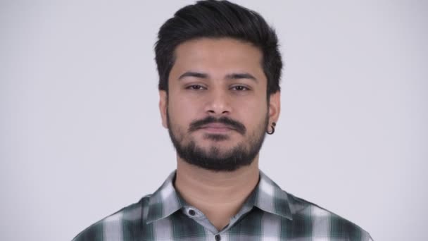 Fiatal jóképű szakállas indiai férfi, amely füle, mint fogalom három bölcs majom — Stock videók
