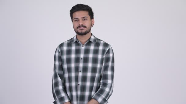 Νεαρός όμορφος γενειοφόρος άνδρας ινδική παρουσιάζει κάτι — Αρχείο Βίντεο