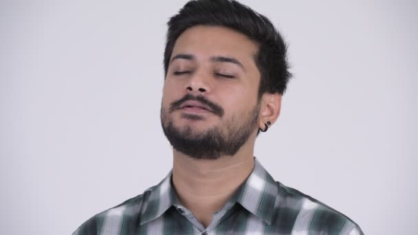 Jovem homem indiano barbudo feliz relaxando com os olhos fechados — Vídeo de Stock