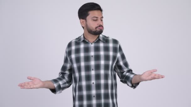 Ung förvirrad skäggig indisk man rycka på axlarna — Stockvideo