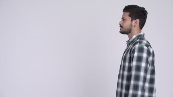 Gülümseyen mutlu sakallı Hint delikanlı profil görünümü — Stok video