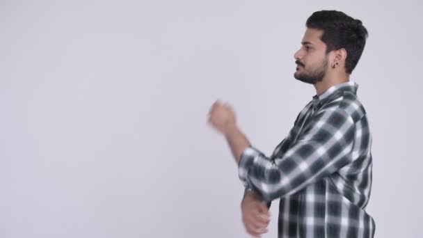 Профиль зрения молодого счастливого бородатого индийца, думающего — стоковое видео